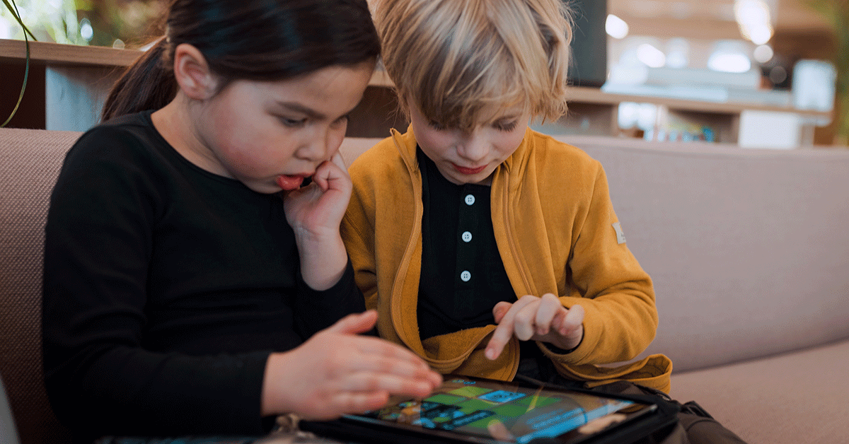 To barn med nettbrett (Oda Hveem)