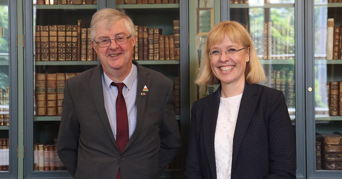 Mark Drakeford, fyrsteministeren i Wales, og språkdirektør Åse Wetås | Foto: John Erik Lindgren