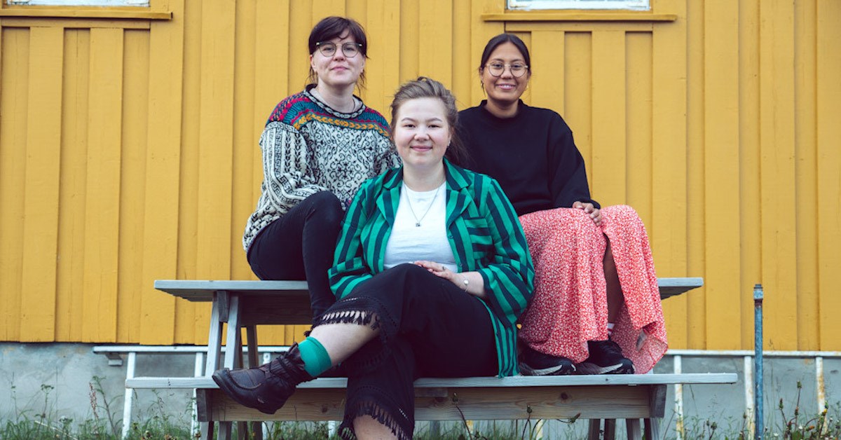 Det gamle styret (2020-2021): tidligere leiar Nora Marie Ollila på fyrste rad, nestleiar Åsne til venstre og Evelyn Førstemann Nilsen til høgre | Foto: Heidi Johanne Blomli