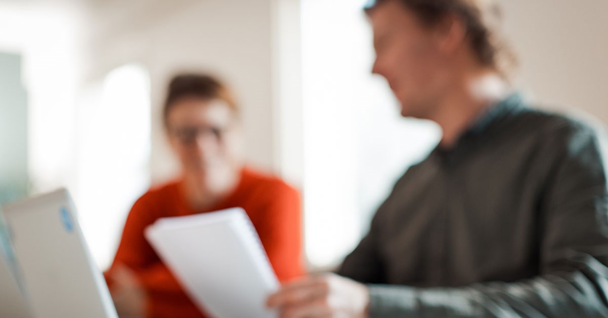 Slørete bilde av to personer på kontor (Oda Hveem)