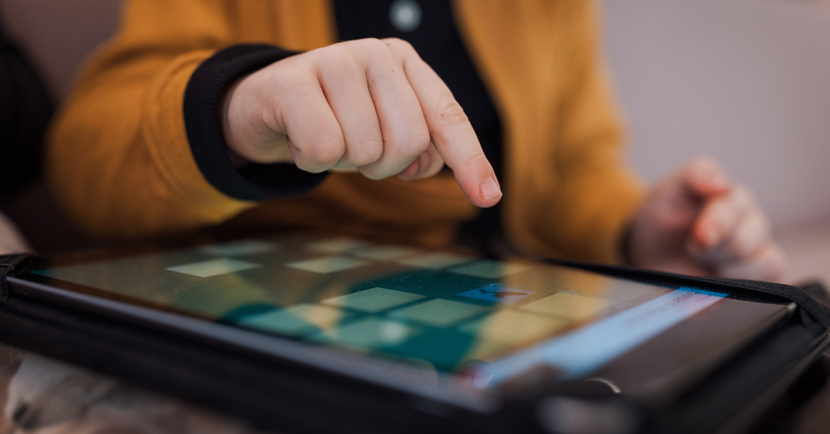 Barnefinger og nettbrett (Oda Hveem)