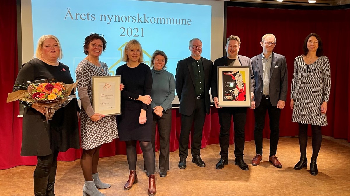 Ordfører i Ål Solveig Vestenfor, kultursjef i Ål Hilde Bjørnsvik, språkrådsdirektør Åse Wetås, seksjonssjef i Språkrådet og juryleiar Margrethe Kvarenes, rådmann i Ål Karsten Popp Dideriksen, oppvekstsjef i Ål Vegar Hoel, statssekretær Oddmund Hoel, bibliotekssjef i Ål Anne Kaslegard | Foto: John Erik Lindgren