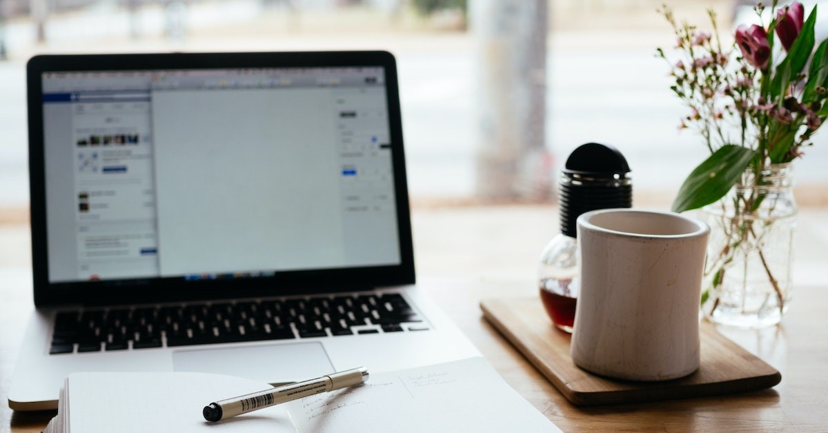 Åpen laptop, tekopp