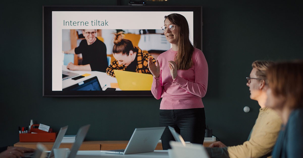 Sigrid Sørumgård Botheim foran presentasjon (Oda Hveem)