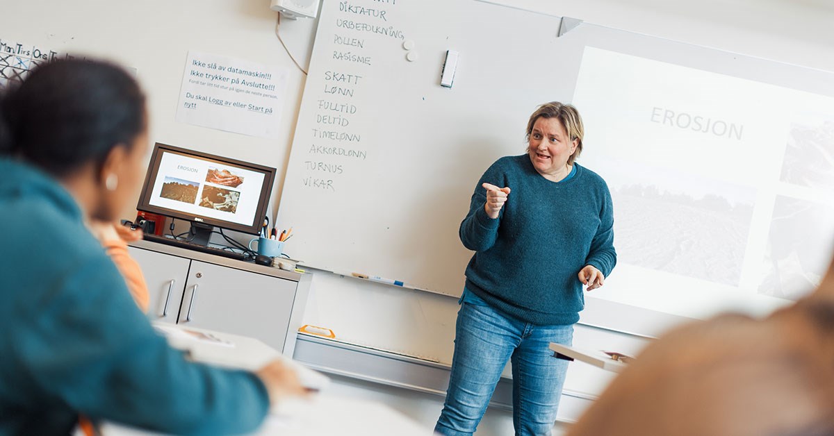 Lærer i klasserom (Oda Hveem)