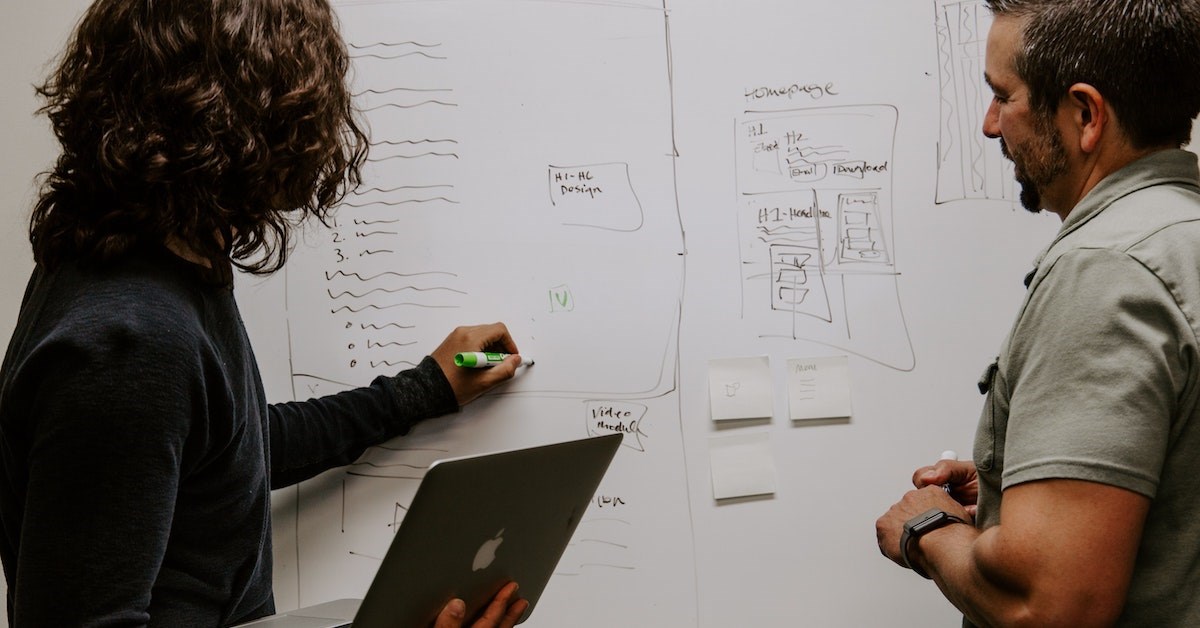 Mann og kvinne skriver på tavle