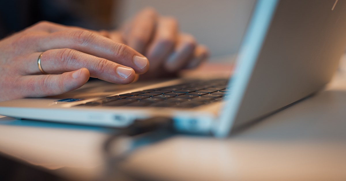 Hender over laptop (Oda Hveem)